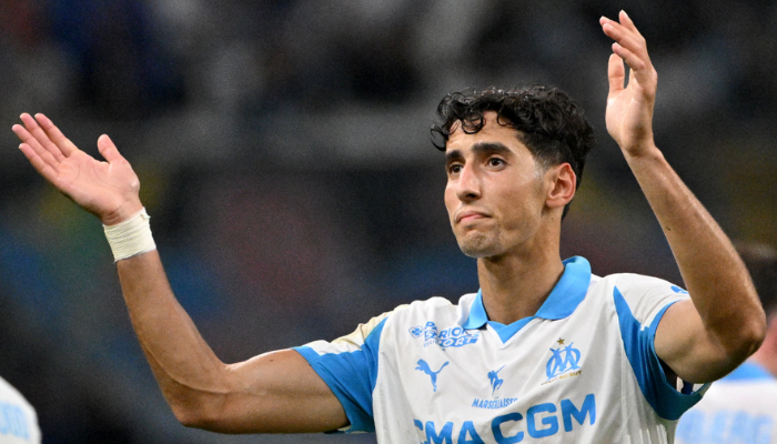 บ้านผลบอล | นาเยฟ อาเกิร์ด เกือบถูกทำร้ายในสนามบิน มาร์กเซย