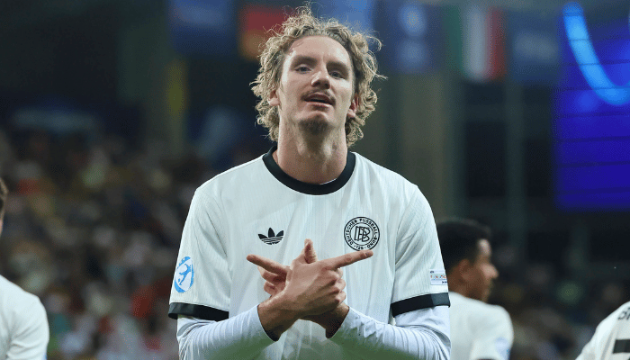 นิค โวลเทมาเดอ กองหน้า