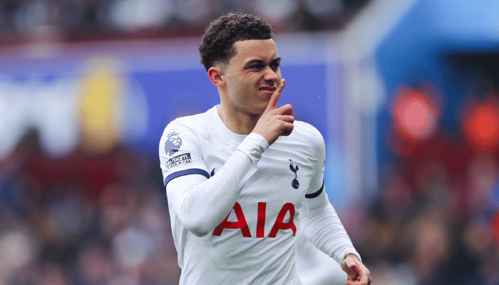 การเผชิญหน้ากับการแข่งขันที่สูงขึ้นในตำแหน่งปีกขวา