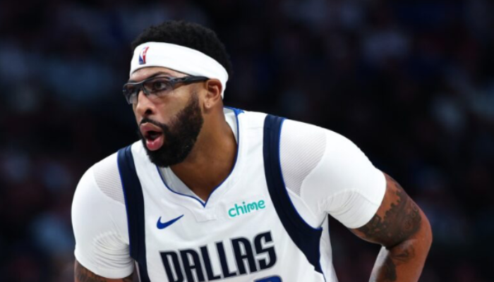 แอนโธนี่ เดวิส เซนเตอร์ ดัลลัส แมฟเวอริคส์ ต้องผ่าตัดข้อมือซ้าย