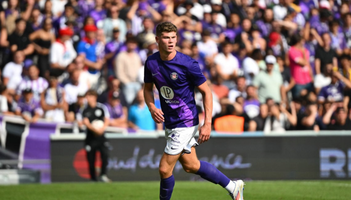 ชาร์ลี เครสเวลล์ กองหลังดาวรุ่ง ตูลูส ตกเป็นเป้าหมายของ ทีมบุนเดสลีกา