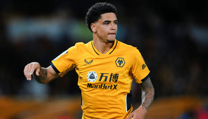 ฮูแฟร์ ปราการหลังดาวรุ่งพุ่งแรงจากสโมสร "หมาป่า" วูล์ฟแฮมป์ตัน วันเดอเรอร์ส