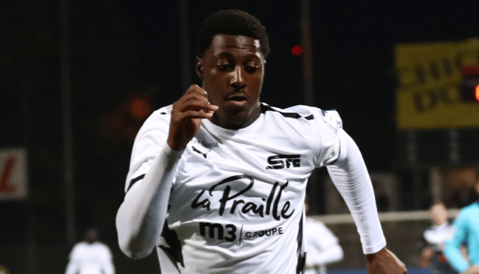 เอ็นยากอสซี่ ได้รับการยกย่องว่าเป็นหนึ่งในกองหลังรุ่นใหม่